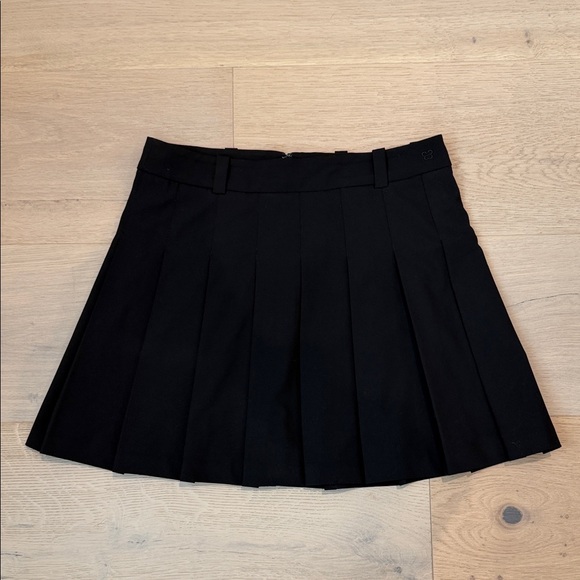 Aritzia Dresses & Skirts - Aritzia Black Pleated Skirt